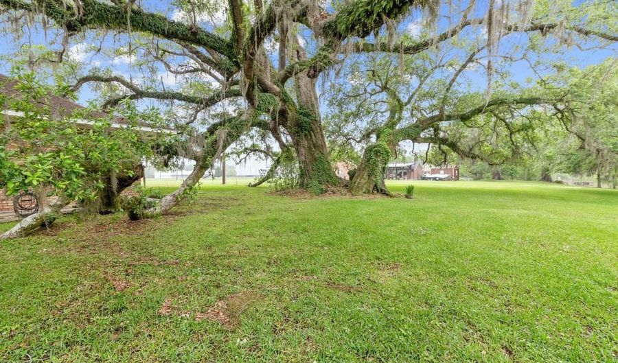 2111 Main Hwy, Arnaudville, LA 70512 - 5 Beds, 4 Bath