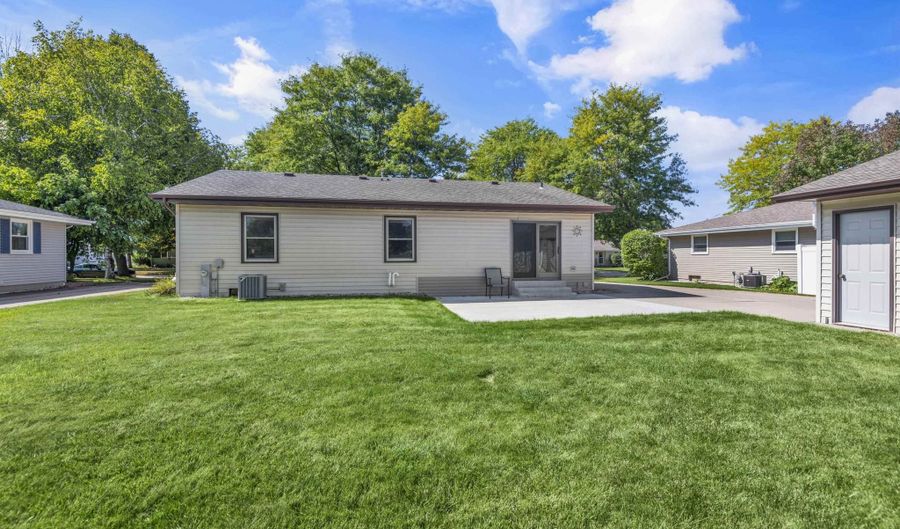 1724 SCHAEFER Cir, Appleton, WI 54915 - 3 Beds, 2 Bath