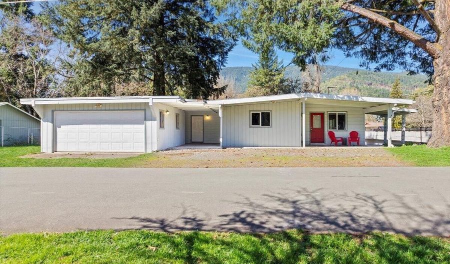 214 W Main St, Rogue River, OR 97537 - 2 Beds, 1 Bath