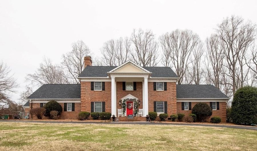 6352 Turnpike Rd, Archdale, NC 27263 - 3 Beds, 4 Bath