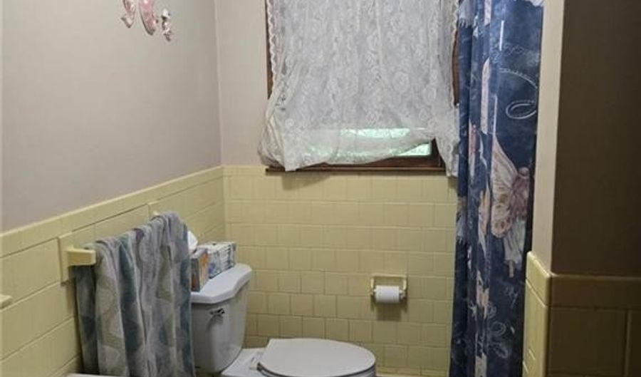 17 Woodcliff Ave, North Providence, RI 02911 - 3 Beds, 1 Bath