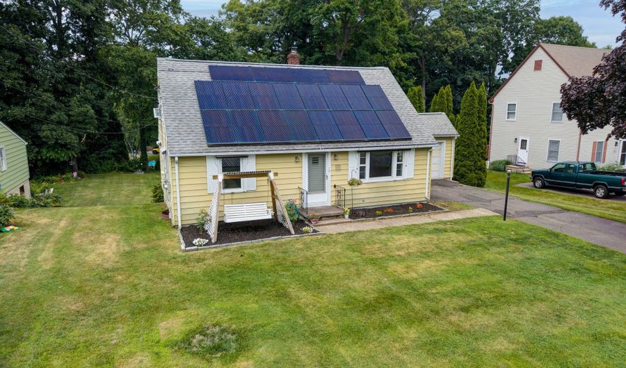18 Leslie Ct, Bristol, CT 06010 - 4 Beds, 1 Bath