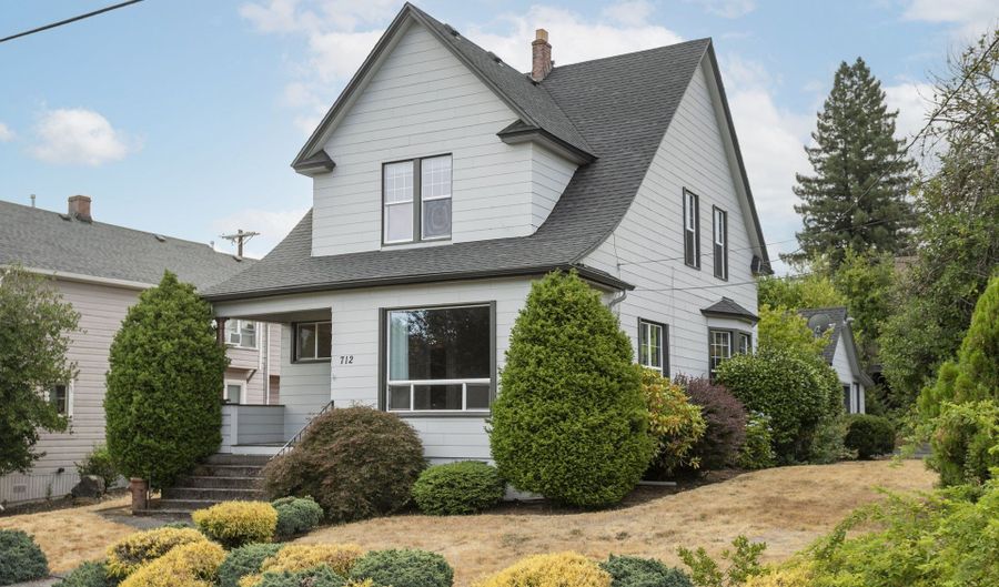 712 MADISON St, Oregon City, OR 97045 - 3 Beds, 2 Bath
