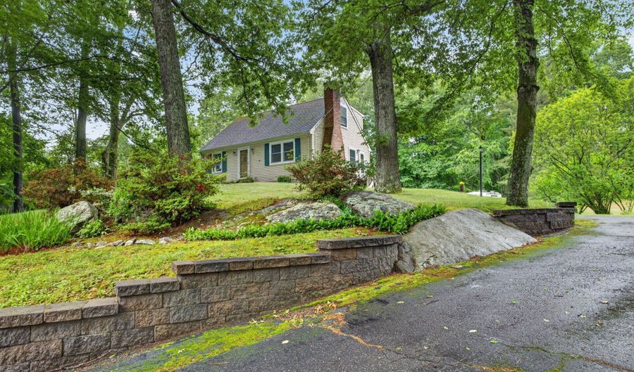 17 Hunters Path, Clinton, CT 06413 - 3 Beds, 2 Bath