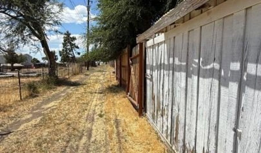 1305 W 8th St, Alturas, CA 96101 - 2 Beds, 1 Bath