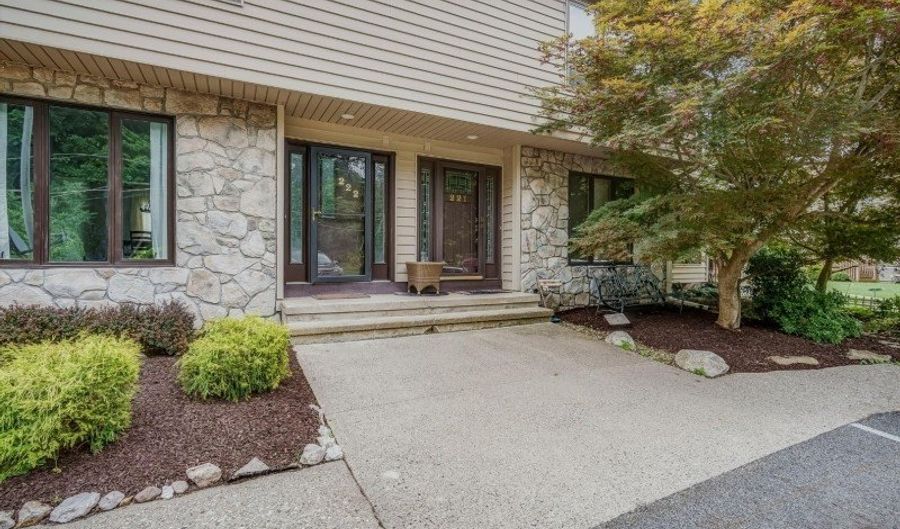 222 Cherokee Rd, Andover, NJ 07848 - 2 Beds, 2 Bath