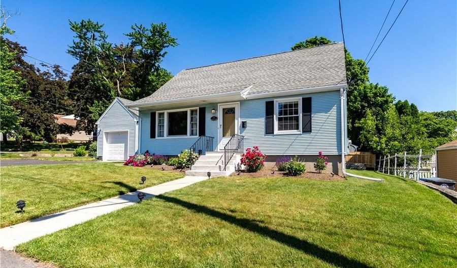 11 Bellevue Dr, Cranston, RI 02920 - 4 Beds, 1 Bath