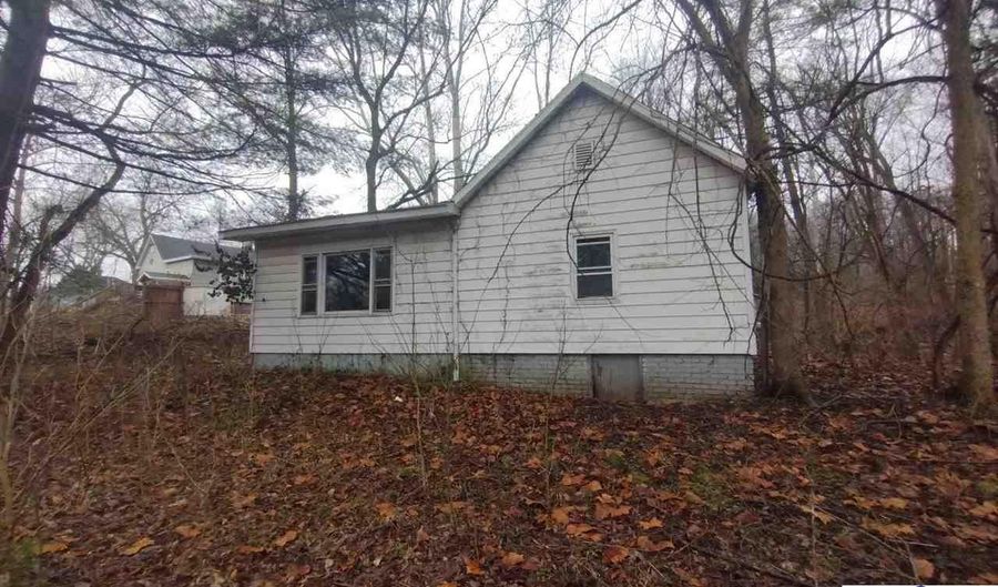 2458 Knowles St, Clinton, IN 47842 - 5 Beds, 1 Bath