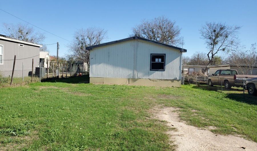 754 Kayroe Rd, Adkins, TX 78101 - 4 Beds, 2 Bath