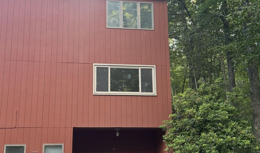 9 Evergreen Ln, Brattleboro, VT 05301 - 2 Beds, 2 Bath