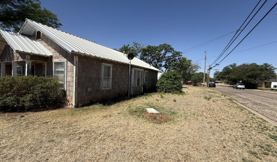 911 Ave. E St, Abernathy, TX 79311 - 3 Beds, 1 Bath