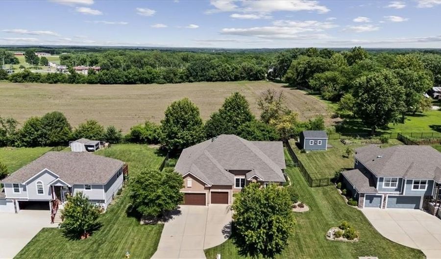 6989 141st St, Basehor, KS 66007 - 5 Beds, 4 Bath