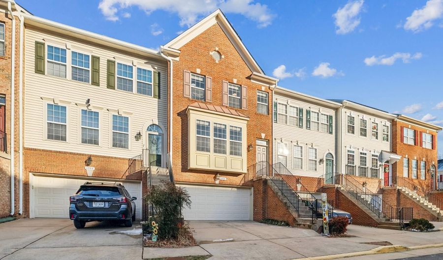 8555 WYNGATE MANOR Ct, Alexandria, VA 22309 - 3 Beds, 4 Bath