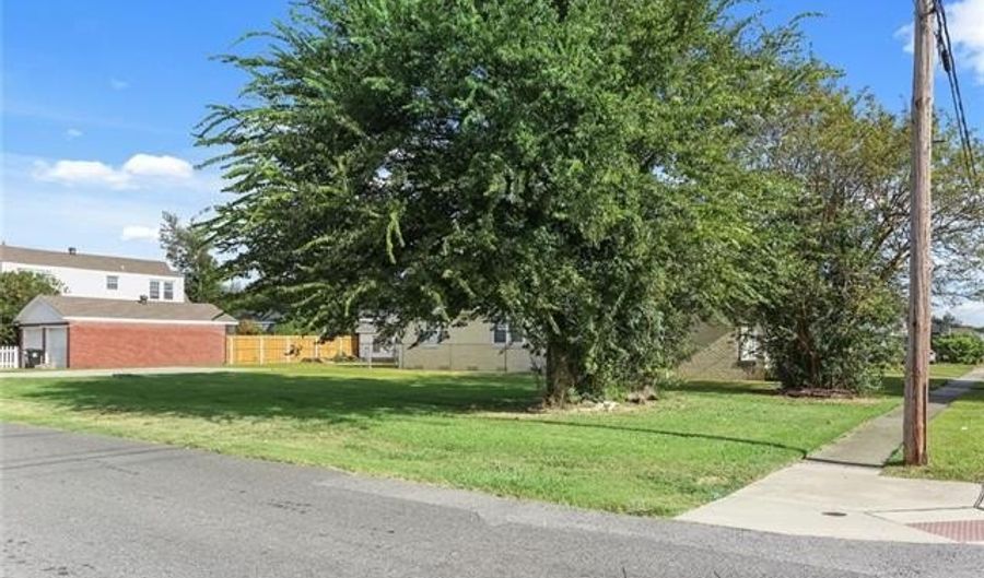 904 LEBEAU St, Arabi, LA 70032 - 4 Beds, 2 Bath