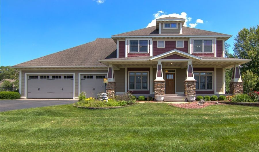 907 Sandalwood Dr, Altoona, WI 54720 - 5 Beds, 4 Bath