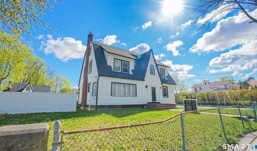 1210 Laurel Ave, Bridgeport, CT 06604 - 5 Beds, 3 Bath