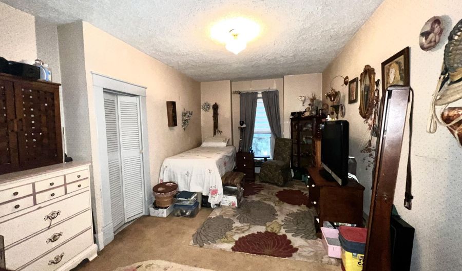 607 Military Ave, Baxter Springs, KS 66713 - 3 Beds, 2 Bath
