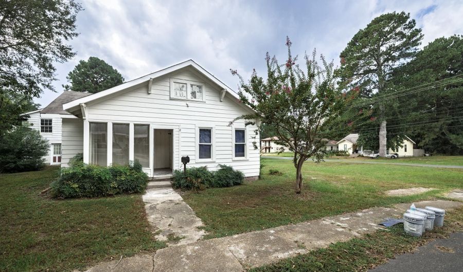 1533 Phillips St, Arkadelphia, AR 71923 - 3 Beds, 3 Bath