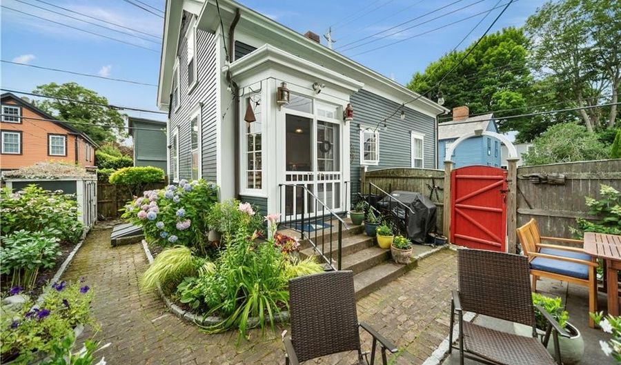 43 Poplar St, Newport, RI 02840 - 3 Beds, 3 Bath