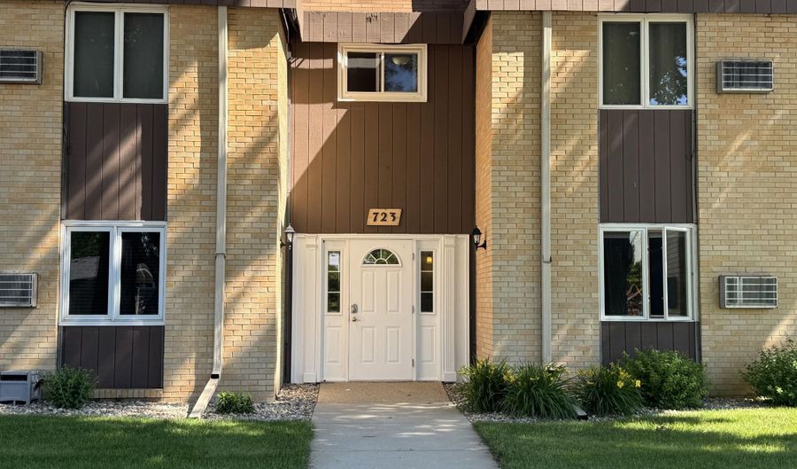 723 NE 15th Ave, Aberdeen, SD 57401 - 2 Beds, 2 Bath