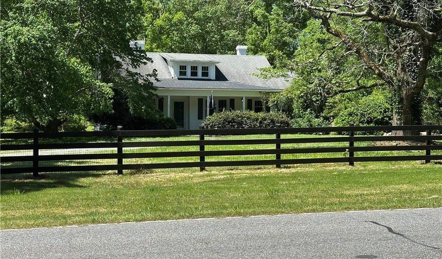 16724 Brown Ave, Belton, SC 29627 - 4 Beds, 3 Bath
