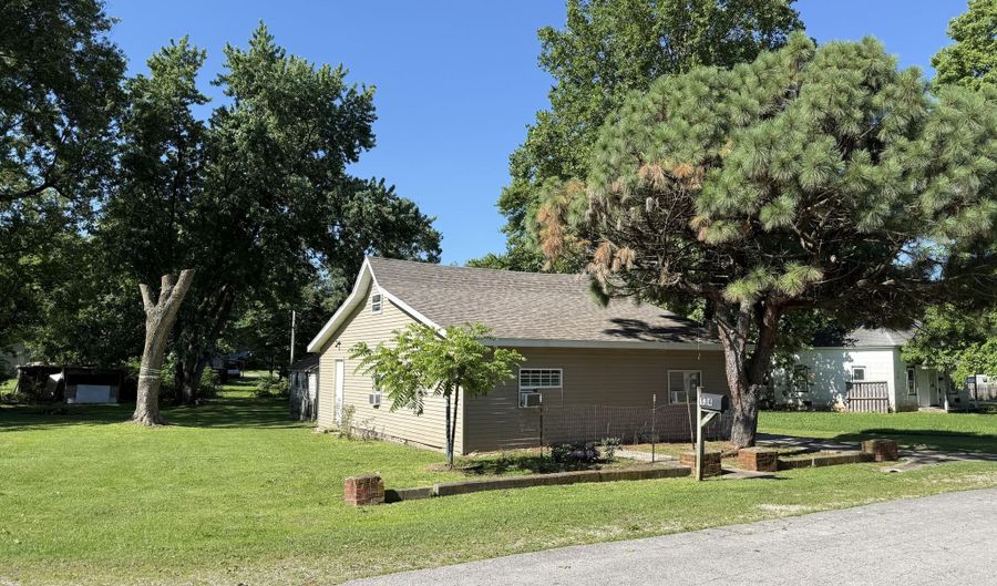 134 W Lee St, Aurora, MO 65605 - 3 Beds, 1 Bath