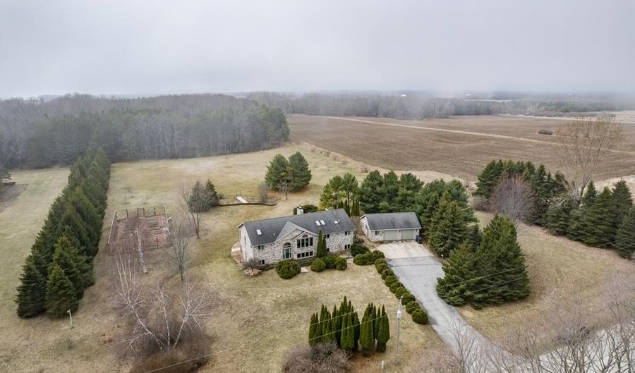 E7009 Jackson Rd, Algoma, WI 54201 - 4 Beds, 4 Bath