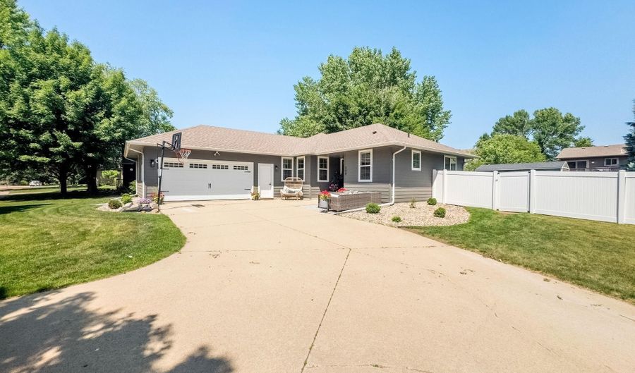 208 W Chapelwood Dr, Brandon, SD 57005 - 4 Beds, 3 Bath