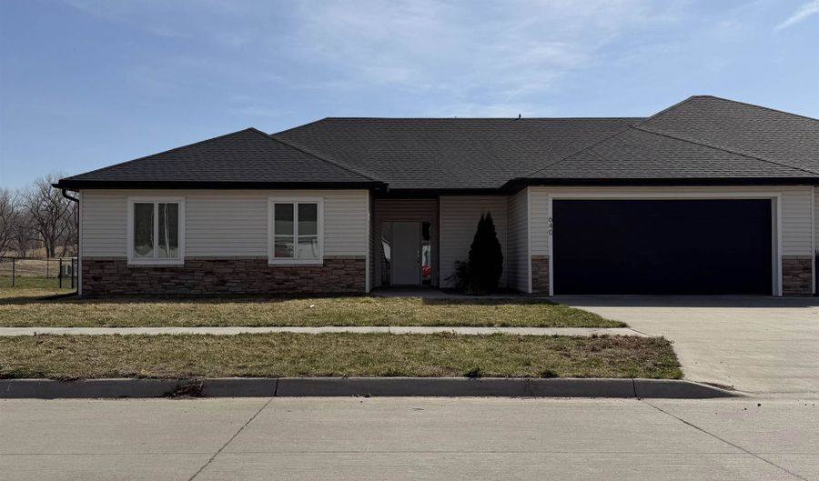 640 S 9th St, Akron, IA 51001 - 3 Beds, 2 Bath