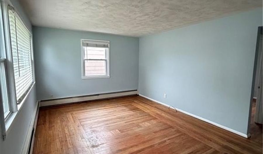 42 Greenway Dr, Bristol, RI 02809 - 4 Beds, 1 Bath