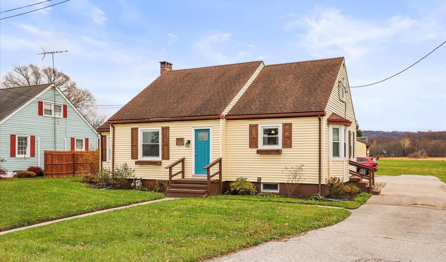 7452 LINCOLN Hwy, Abbottstown, PA 17301 - 3 Beds, 1 Bath