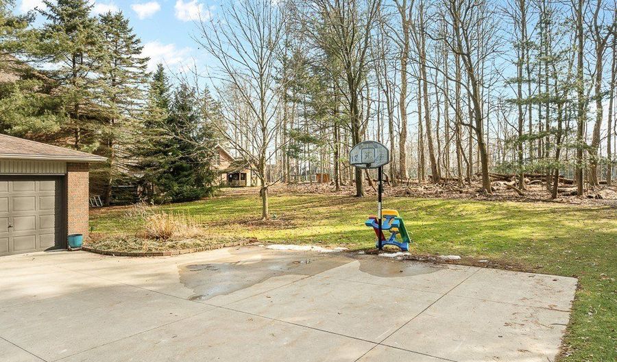 853 Fairway Dr, Alliance, OH 44601 - 3 Beds, 4 Bath