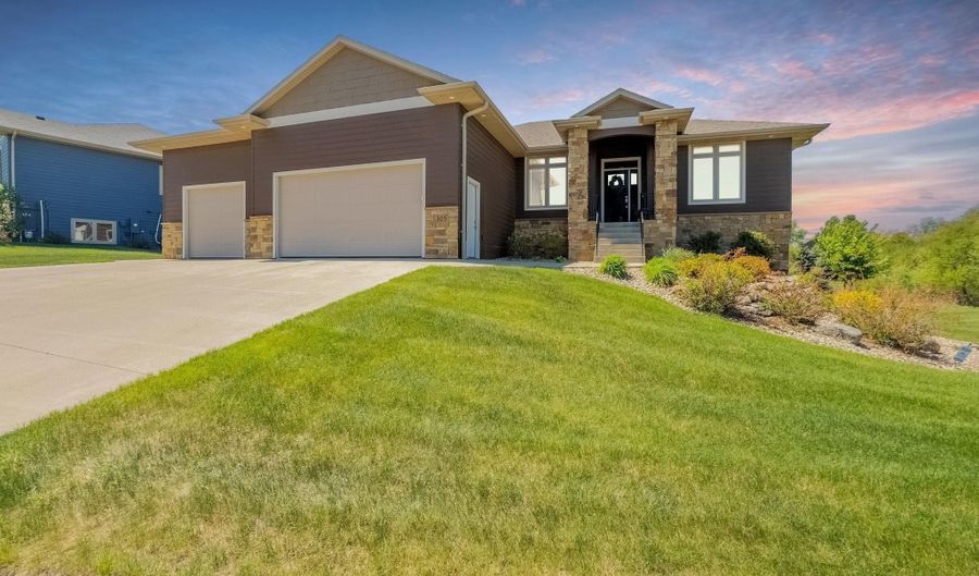 305 S Heritage Rd, Brandon, SD 57005 - 5 Beds, 4 Bath