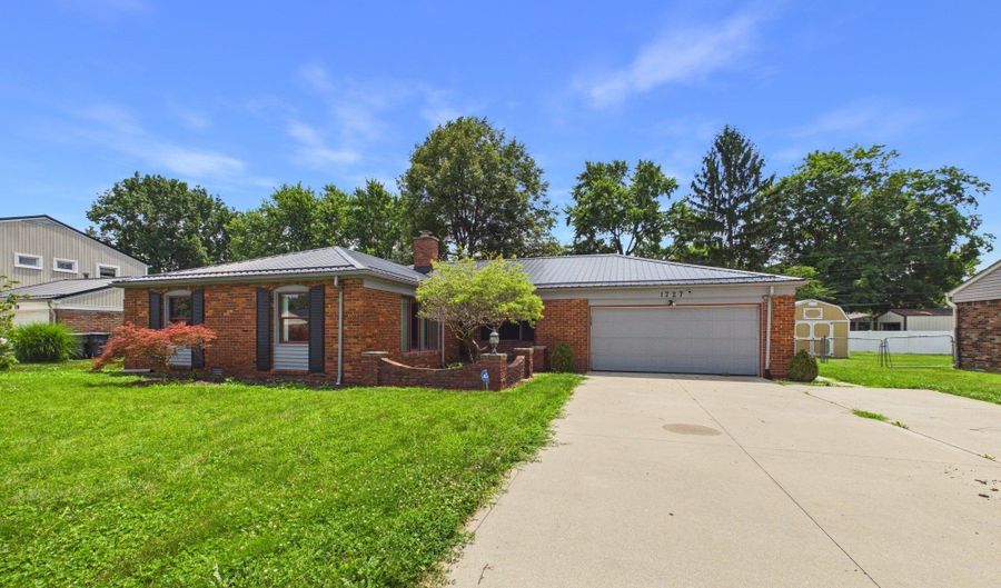 1727 Oakwood Dr, Anderson, IN 46011 - 3 Beds, 3 Bath