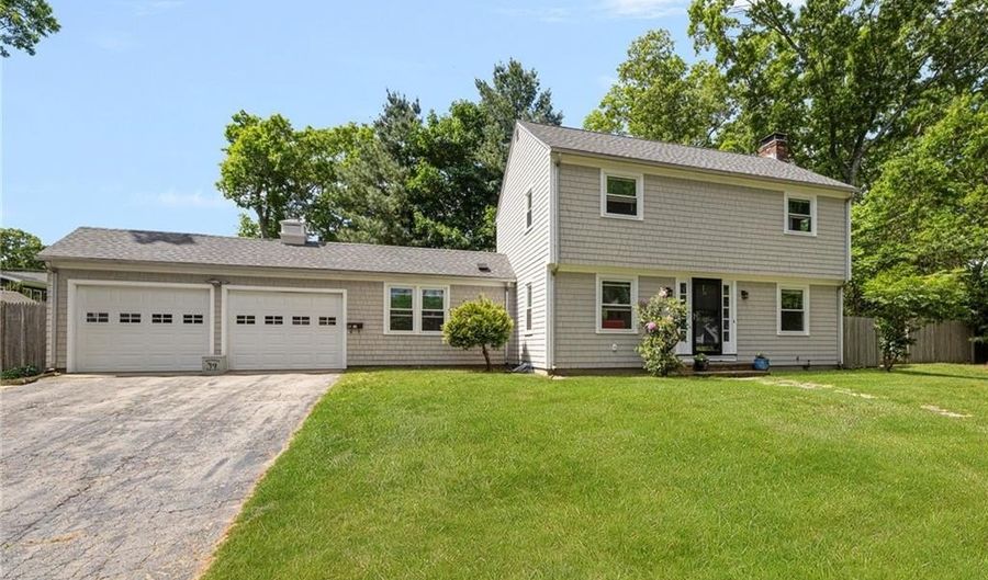 34 Terrace Dr, East Greenwich, RI 02818 - 3 Beds, 2 Bath