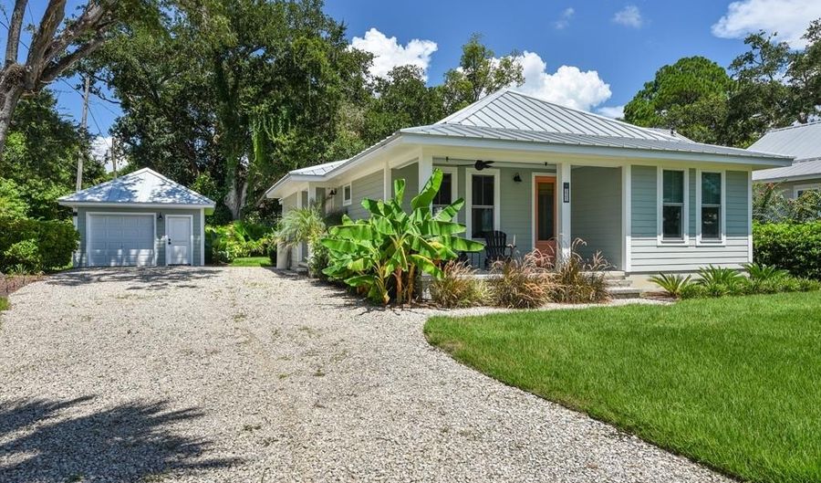 225 Ave D, Apalachicola, FL 32320 - 2 Beds, 2 Bath