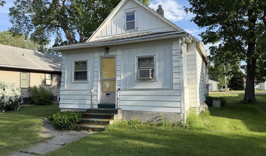 818 NE 3rd Ave, Aberdeen, SD 57401 - 3 Beds, 2 Bath