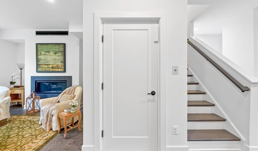 2550 FARMSTEAD Dr, Rockville, MD 20850 - 3 Beds, 5 Bath