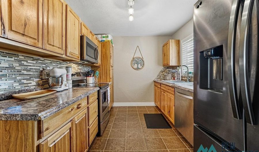320 Nelson St, Carlsbad, NM 88220 - 3 Beds, 1 Bath