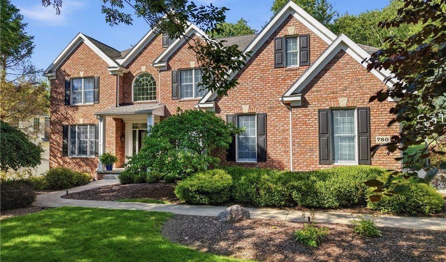 780 S Sussex Ct, Aurora, OH 44202 - 4 Beds, 5 Bath
