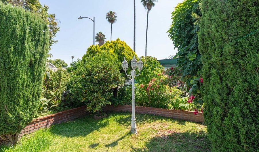 820 W 50th St, Los Angeles, CA 90037 - 3 Beds, 2 Bath