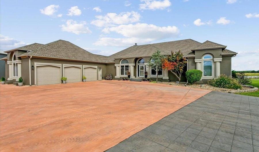 6070 SW Santa Fe Lake Rd, Augusta, KS 67010 - 4 Beds, 4 Bath