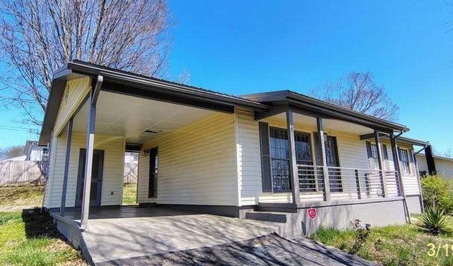 204 Riggs St, Athens, TN 37303 - 3 Beds, 2 Bath