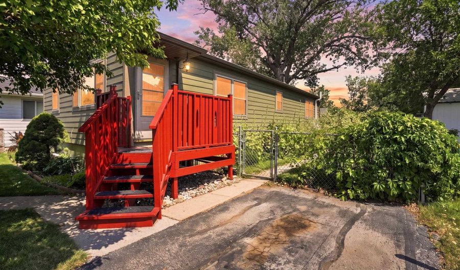 207 8th Ave, Belle Fourche, SD 57717 - 2 Beds, 2 Bath
