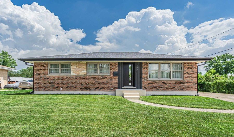 957 N HOWARD Ave, Addison, IL 60101 - 3 Beds, 2 Bath
