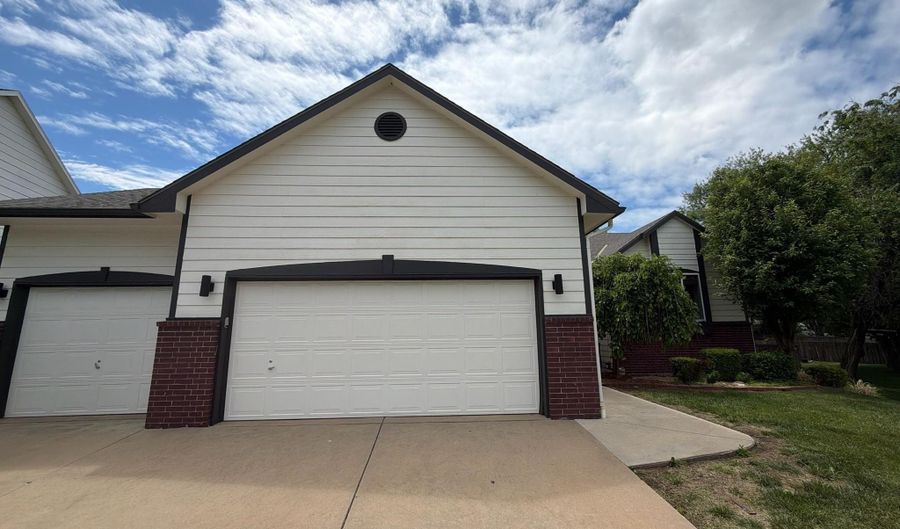 407 Country Hills Ct, Augusta, KS 67010 - 6 Beds, 3 Bath
