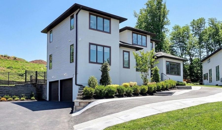 13 Autumn Ct, Airmont, NY 10901 - 6 Beds, 5 Bath