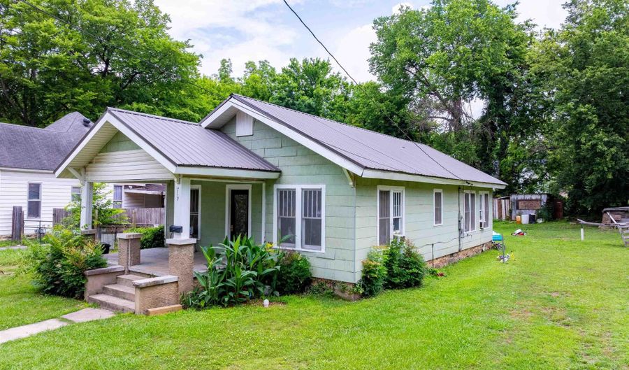 719 S Broad St, Batesville, AR 72501 - 2 Beds, 1 Bath