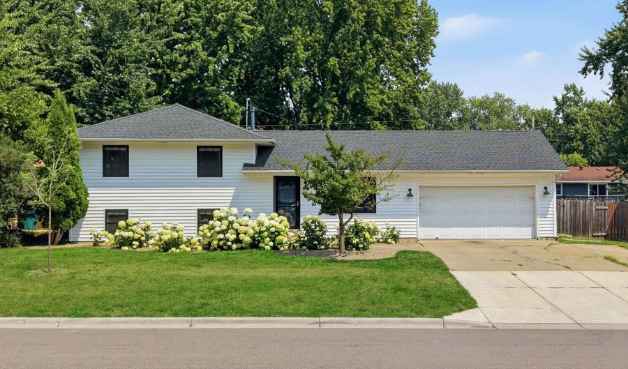 301 Walnut Ln, Apple Valley, MN 55124 - 4 Beds, 2 Bath