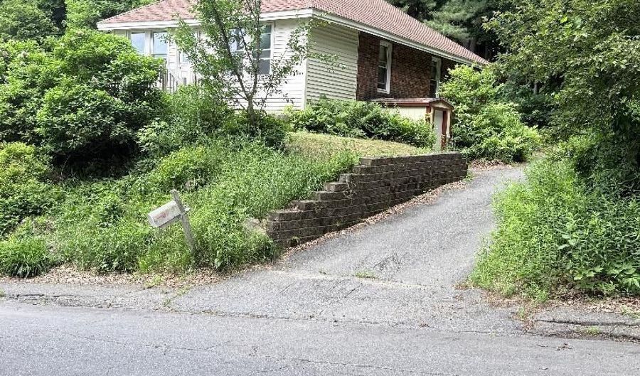 64 Oxford St, Augusta, ME 04330 - 3 Beds, 1 Bath